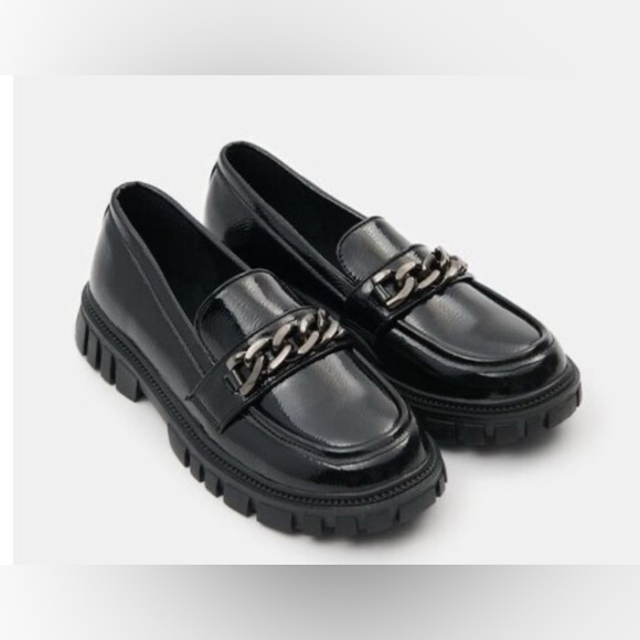 Shoes - Liliana size 8.5 black lugg sole loafer with gunmetal chain